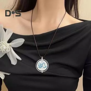 Аниме-ожерелье с синими розами, 3D-резьбой, вращающийся дизайн, ожерелье с гальваническим покрытием из сплава, подарок для поклонников аниме, украшения на шею синий