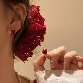 Ankola Red Small Fragrant Temperament Square Pearl Ear Buckle Light Luxury Персонализированные серьги Temperament Универсальные серьги для женщин