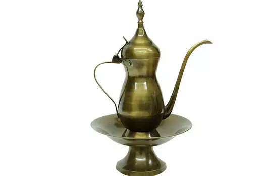 Антикварный кувшин с тиснением и чашей