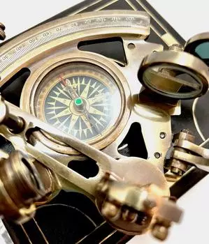 Антикварный латунный секстант - навигационный инструмент для астрономии и морской навигации. Антикварный морской компас секстант винтажный морской.