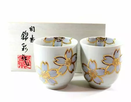 Арита традиционная пара чашек с красными и золотыми рисунками вишни в коробке из павловнии. Керамист Нишикиса Фудзи