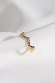 Асимметричная серьга из хряща золотого цвета со сжатым камнем