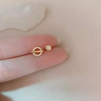 Асимметричные круглые серьги-гвоздики, простые серьги с изображением планеты Сатурн летом, невидимые серьги можно носить на работе золотой