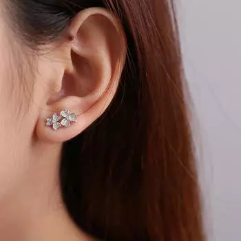 Асимметричные серьги-гвоздики с бриллиантами в виде цветка для женщин Милые и симпатичные маленькие свежие серьги Lucky Clover