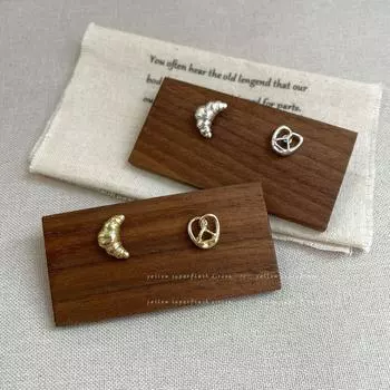 «Асимметричные серьги-круассаны с щелочной водой»: Серебряная игла, простой повседневный дизайн, маленькие серьги в форме хлеба для женщин».