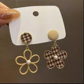 Асимметричные серьги с цветком «гусиные лапки», новинка 2024 года, осенне-зимние коричневые серьги с цветком, женские серьги 1 коричневый