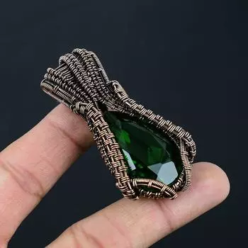 Удивительный хромдиопсид драгоценный камень кулон ручной работы из медной проволоки 2.56 Inches зелёный