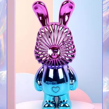 Астронавты держат безлопастные вентиляторы снаружи, астронавт заряжает небольшой вентилятор через USB One Size синий