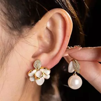 Asymmetric Enamel Blue Flower Pearl Stud Earrings 2025 New Arrival Best Selling Fancy Niche Temperament Vintage Earrings White Flower Drop Earrings
