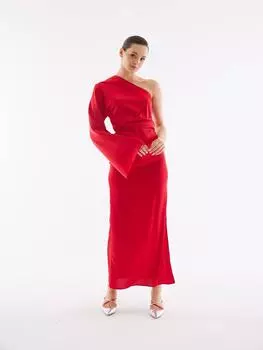 Атласное красное платье с длинным разрезом на одно плечо