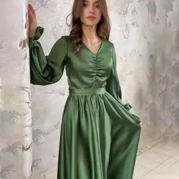 Атласное утягивающее длинное платье-туника с V-образным вырезом и рюшами S зелёный
