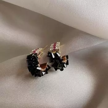 Атмосфера Гонконга Ретро Серьги с черными кристаллами Женская Личность Темперамент Свет Роскошный кулон для ушей Холодный свет Воздух Дикие Модные украшения для ушей чёрный