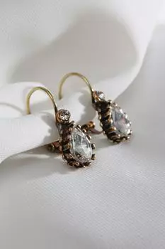 Аутентичные серьги из белого камня с маленькой каплевидной моделью