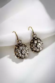 Аутентичные серьги из белого камня с маленьким цветком