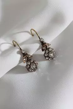 Аутентичные серьги с изображением цветка из белого камня