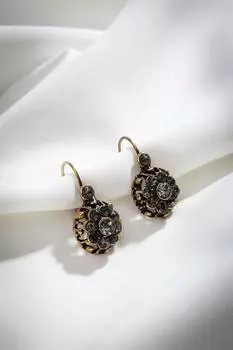 Аутентичные серьги с маленьким цветком из черного камня