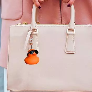 Автомобильная подвеска на зеркало заднего вида с изображением мультяшной утки, подвесное украшение со съемными солнцезащитными очками для сумки в машину, рождественская елка, красочные аксессуары для салона автомобиля розовый