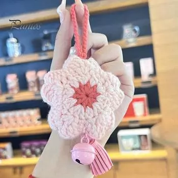 Автомобильное подвесное розово-белое Сакура с колокольчиками и кистями. Вязаный крючком цветок. Автомобильное зеркало заднего вида. Подвесное украшение в виде вишни. Автоаксессуары. белый