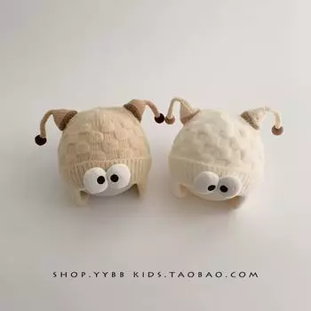 Baby hats are cute and funny in winter, knitted wool hats, boys and girls, small age, warm and thickened ear hats.