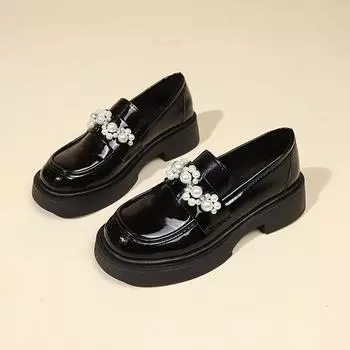 Балетки из лакированной кожи с металлическим украшением и каблуками-копытами из ПУ. Балетки из лакированной кожи с каблуками-копытами из ПУ. 35