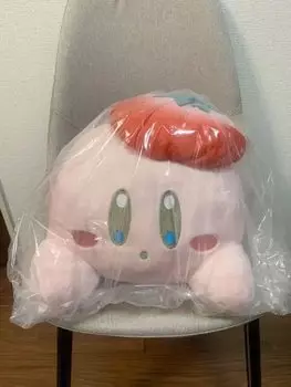 BANDAI Ichiban Kuji Кирби из Звезд Сладкий Момент. Приз А: Мягкая игрушка Кирби в виде клубничного берета (один предмет)