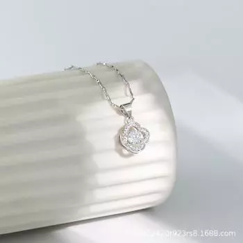 Beating Heart посылает девушке ожерелье Lucky Lucky Lucky Clover с прыгающей подвеской