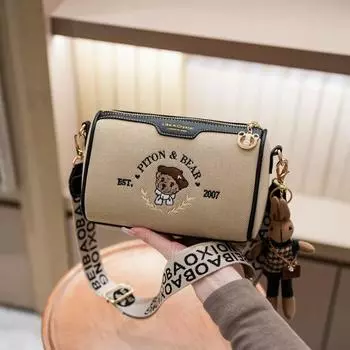 Beibaobao 2025 Новое поступление Вышитая холщовая сумка Популярная в этом году повседневная сумка через плечо Универсальная контрастная сумка-подушка с медведем Beige White