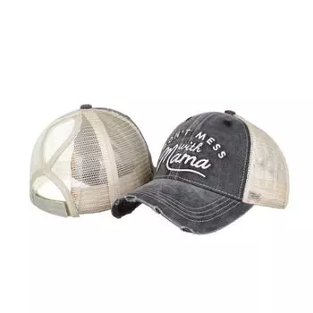 Бейсболка с вышитым алфавитом и перекрещенными эластичными элементами для конского хвоста