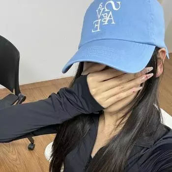Бейсболка в корейском стиле с вышитыми буквами для женщин, простая и универсальная, на все времена года, с мягким верхом, открывающим лицо, небольшая кепка-козырек для мужчин M56-58cm-EA небесно-голубой