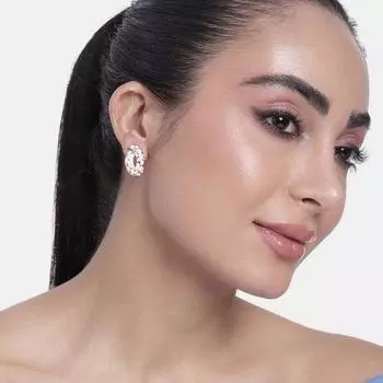 Белая эмаль с заклепкой из хрустального камня