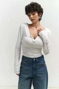 Белая блузка с длинным рукавом с пурпурной подкладкой