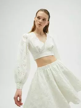 Белая блузка с вышивкой