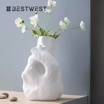 Белая большая нестандартная керамическая ваза для декора и выставки