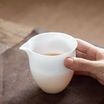 Белая фарфоровая ярмарочная чашка Керамический диспенсер для чая Чайный сервиз кунг-фу Бытовой чай Морской чай Наливная чашка для смешивания Мужская чашка Ситечко для чая Набор 9x8.2cm 200ml