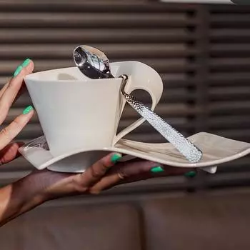 Белая фарфоровая волнистая кофейная чашка в европейском стиле Керамическая кофейная чашка особой формы Изысканная молочная десертная чашка Украшение для дома 90ml