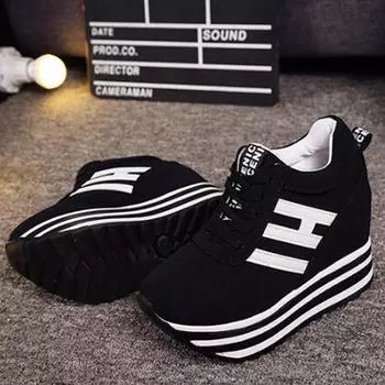 Белая голова в туфлях с круглой головкой. Женские модные кроссовки.