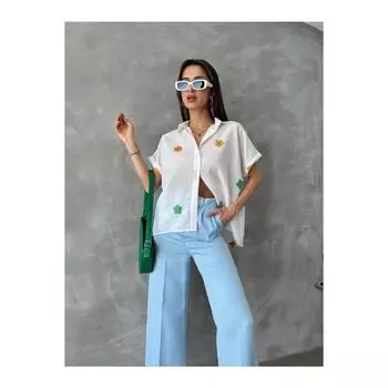 Белая льняная женская рубашка с цветочным принтом