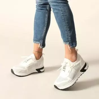 Белая трикотажная женская спортивная обувь