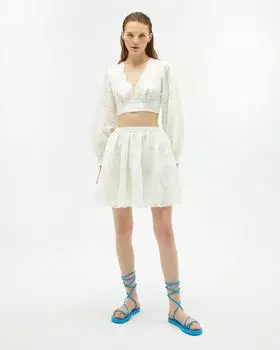 Белая юбка с вышивкой