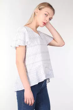 Белая женская блузка с V-образным вырезом и оборками с оборками
