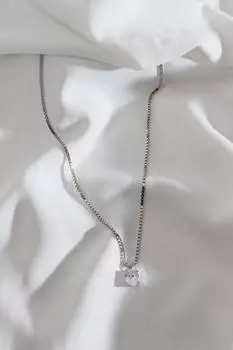 Белое большое серебряное ожерелье с одним камнем