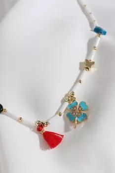 Белое колье с подвеской в виде клевера и синей звездой