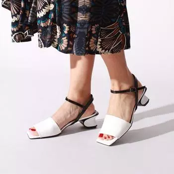 Белые классические женские туфли из мятой лакированной кожи