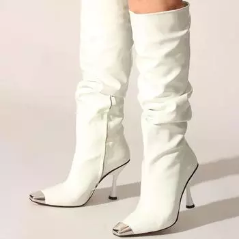 Белые мятые женские ботинки из лакированной кожи