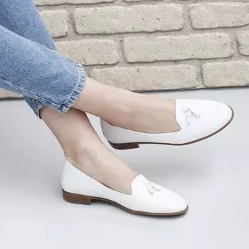 Белые женские туфли на плоской подошве из натуральной кожи с круглым носком и кисточками