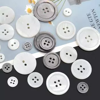 Белый свитер-кардиган круглой вязки с четырьмя пуговицами