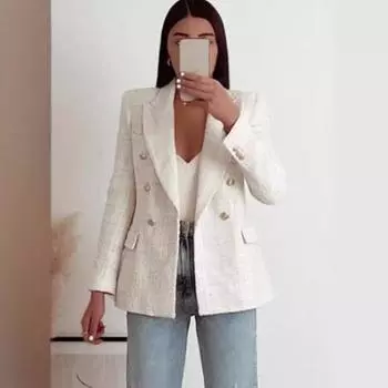 Белый твидовый двубортный блейзер с топом с V-образным вырезом и светло-голубыми джинсами для женщин S