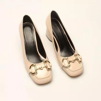 Бежевые классические туфли на каблуке из лакированной кожи с пряжками