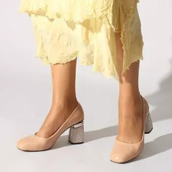 Бежевые классические женские туфли из лакированной кожи под крокодила