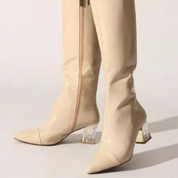 Бежевые мятые женские ботинки из лакированной кожи